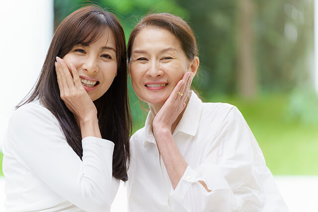 美肌になってほほえむ女性たち
